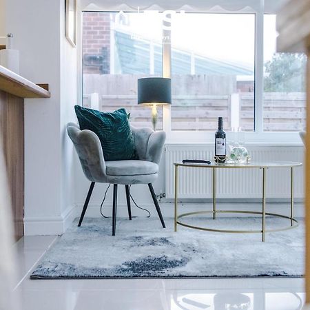 Open Plan - 3 Bedroom House - Garden And Outdoor Seating - Driveway Parking - Short Drive To City Centre Saughall Exteriör bild